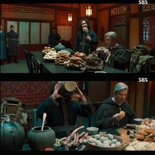 극 중 조선의 기생집에서 충녕대군이 구마사제에게 중국음식인 월병·피단 등을 대접하는 장면. 사진 SBS '조선구마사'