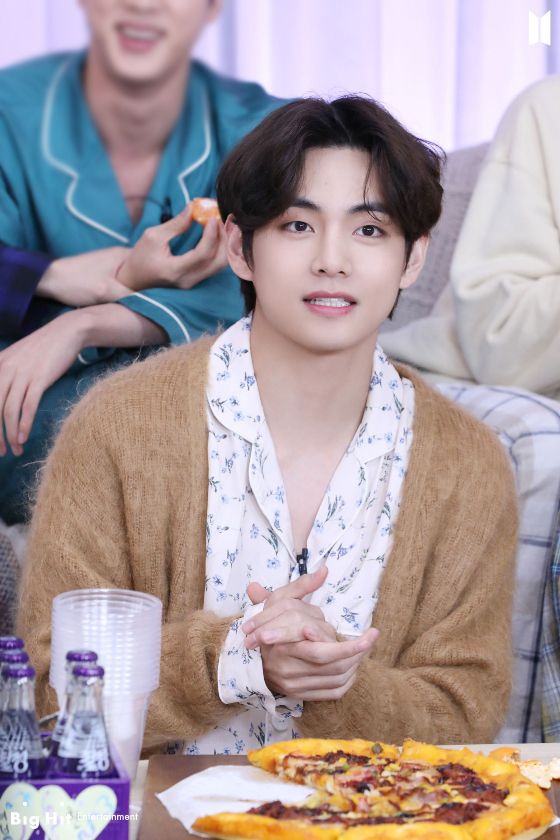 BTS via the fan community platform Weverse on the 30th, Love Live!!Photo Sketch photo, BTS BE Comeback V live Photo Sketch released by BE, a comeback Love Live!The sketch photos of the broadcast gave fans another memory.V went on to hunt fanships with his loungewear and cardigans worn by Music Video, with his warm-hearted Joe Kido and Boy friend look styling.The soft floral patterned loungewear and warm camel cardigan added warmth and comfort and made the Vs soft image more alive.V, who has a hairstyle with a dark black hair and an atmosphere wave, attracted attention with his beautiful features and sparkling a look from the first photo.The distinctive features of V, which shines uniquely in modest styling, deeply made the modifier of V, Sculpture Beauty.In addition, Vs sunny look and sparkling a look added, and even the surrounding atmosphere presented a magical cut that seemed to be dyed with V at once.