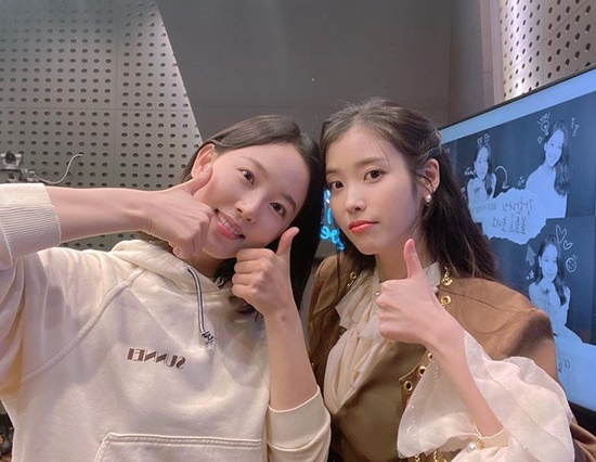 Actor Kang Han-Na has revealed his friendship with singer IU.On the 30th, KBS Cool FM radio Kang Han-Nas Volume is raised, singer IU appeared and talked.Since then, the production team of Volume Up has posted DJ Kang Han-Na and guest IU together through the official Instagram.Kang Han-Na and IU in the photo are taking a friendly pose and taking a certified photo like a close friend.In another photo, the IU attracted attention by revealing its unique lovely charm.The production team of Volume Higher with the photo, It is lovely to stand in the water even if you look at it while rolling back the front, Our gods who proved our goodness.I am so lovely, cute, wonderful and brilliant that I have to suffer from IU for a long time. Photo: Raise the Volume of Kang Han-Na Instagram
