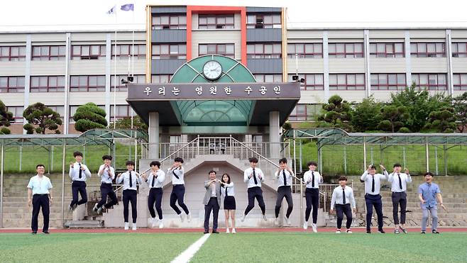 수원공고 학생과 선생님이 교정에서 사진을 촬영했다.