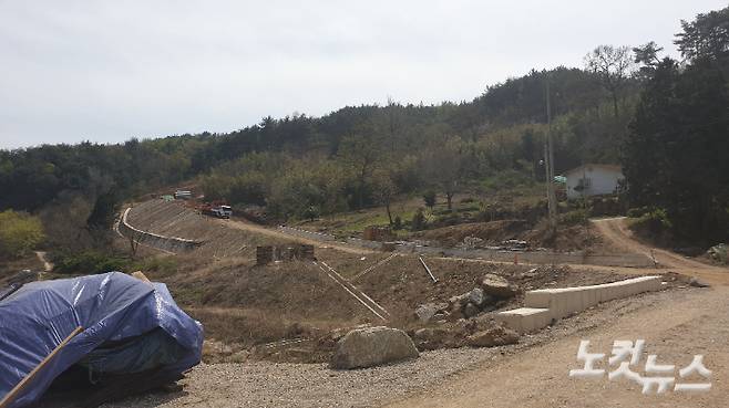 광양시 옥곡면 삼존마을에서 산 넘어 오존마을로 폭 6미터의 차량 교행이 가능한 도로가 개설되고 있다. 최창민 기자