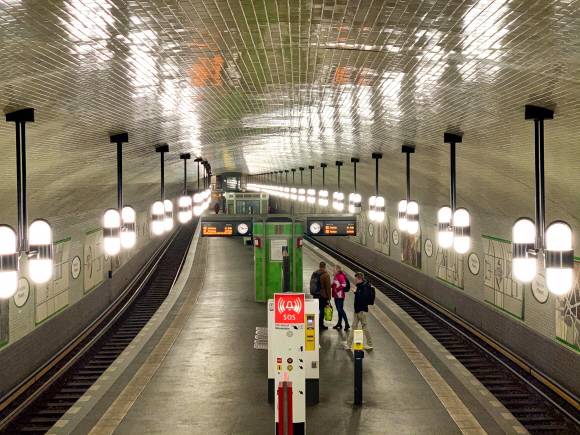 메르키셰 박물관 역은 캡슐 알약 같은 조명과 뻥 뚫린 구조가 특별한 느낌을 준다.