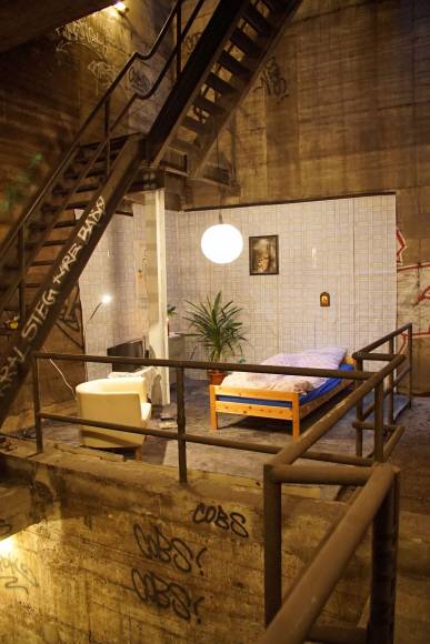 ‘로코 앤드 히즈 브라더스’의 게릴라 작품 ‘침실’(2006년 작). 베를린의 높은 사무실 임대료 현실을 비꼰 것으로 U9 노선의 슐로스슈트라세와 라타하우스 스테글리츠 역 사이에 있다.