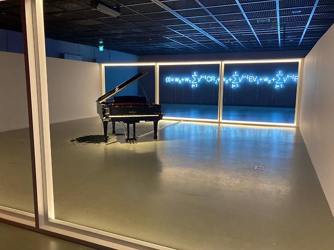 (광주=연합뉴스) 강종훈 기자 = 리암 길릭이 1일 광주시립미술관 개인전에서 작품을 설명하고 있다.