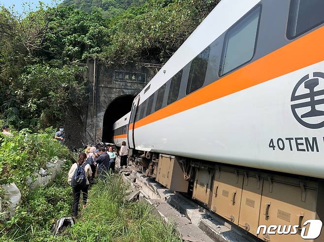 대만에서 2일 열차 탈선사고가 발생했다. © 로이터=뉴스1 © News1 윤다혜 기자