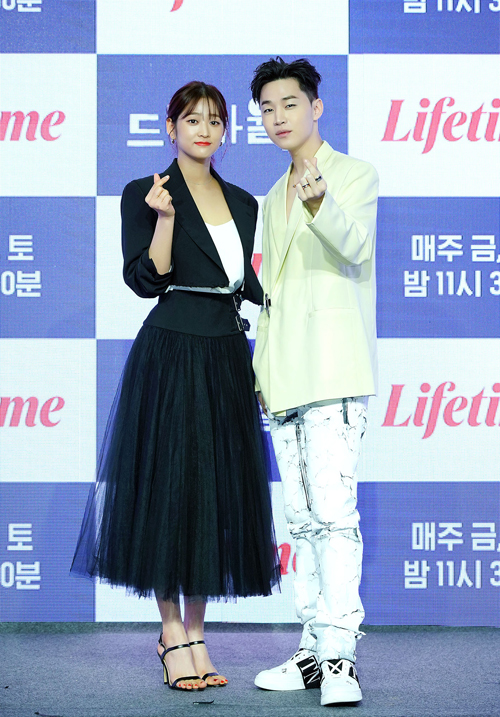 Henry Lau and Bae Noo-ri greet at the production presentation of Lifetime original global drama Drama World which was held online on the morning of the 2nd.Drama World is a fantasy romance genre that depicts what happens when Claire (Libe Hewson), a big fan of Korea Drama, is sucked into the world in Korea Drama.Drama World was first introduced in Korea in the form of web drama through Netflix in 2016. This time, it was reborn as a 13-part drama for TV channel broadcasting starring Ha Ji Won, Henry Lau, Shenrichard, Bae Noo-ri, Jung Man Sik and Choi Myung Bin.