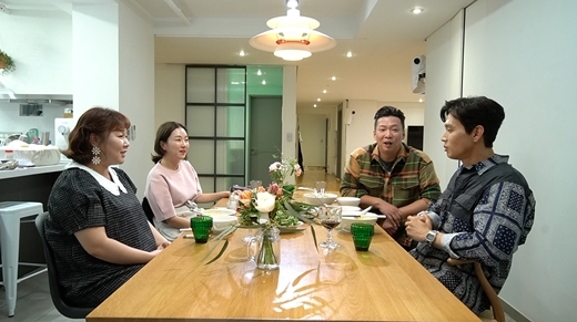 Comedian Kim Min-kyung only met Goo Bon-seung, who he dreamed of.JTBC no.1 can not be broadcast on the 4th, the scene of the exciting fan meeting of comedian Kim Min-kyung who met Goo Bon-seung who liked for 18 years is drawn.In a recent no.1 can not be shoot, Park Jun-hyung arranged a 1:1 fan meeting with a star who had a one-sided love for 18 years.Before meeting one-sided love opponent, Kim Min-kyung was thrilled with various styles of clothes and cares about accessories.Kim Min-kyungs One-sided love opponent and X-generation icon Goo Bon-seung appeared.Kim Min-kyung has shyly welcomed him and proved to be a steamy fan while hiding in the kitchen.Kim Min-kyung recited Goo Bon-seungs filmography in a row, and when Goo Bon-seung mentioned I have the same birthday as me, he said, I knew it before.I thought it was fate. Kim Min-kyung then told the story of Goo Bon-seungs fan Members Only in the past that he had a torn sign with another fan and Goo Bon-seungs sign.Goo Bon-seung also mentioned this story as a movie like and made the studio shake.Kim Ji-hye recommended Kim Min-kyung to get the autograph of the day he was not properly received.Kim Min-kyung, who dreamed long ago with the Members Only, was released to the bridge.Kim Min-kyung spent a day of Sungdeok by achieving Goo Bon-seung, SNS follow-up, and contact information exchange.The 1:1 solo fan meeting scene of comedian Kim Min-kyung and Goo Bon-seung can be found at no.1 can not be which is broadcasted at 10 pm on the 4th.