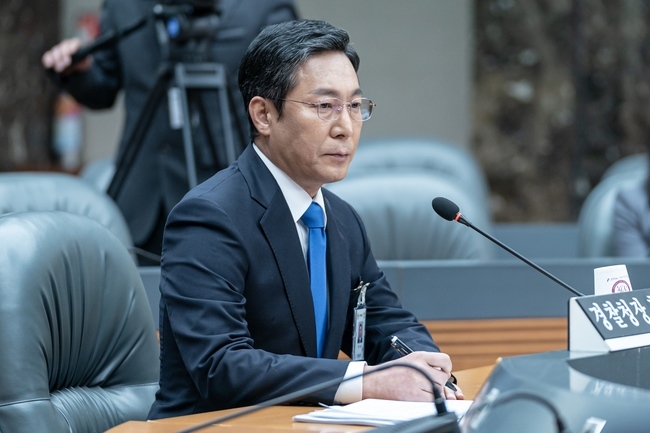 Monster Shin Ha-kyun, Yeo Jin-goos Choices bring blue.JTBCs Drama Monster released the hearing site of Han Ki-hwan (Choi Jin-ho), who was nominated for police chief on April 2, ahead of the 13th broadcast.The changed atmosphere of Move-sik (Shin Ha-kyun) and One (Yeo Jin-goo) who started to aim Han Ki-hwan in the right direction is raising questions.Move-style, one-week look at the decisive crossroads, and complex Feeling.In the previous 13th trailer, Movesik said, Because one lieutenant is not the one who will commit a crime? He dug into Ones belief. What kind of Choices will the two of them make?The changing atmosphere of those caught at Han Ki-hwans police chief hearing heightened tension. The Move-style in the hearing room changed from head to toe.The face of the guards restraint is interesting, and even the face of One, who looks at it, is not able to read it.The intense exchange of eyes between the two adds to the breathtakingness, raising curiosity.As a careful and cool Han Ki-hwan, his poker face, which has no change in Feeling even in a sudden situation, predicts a tough fight.From the Lee Yu-yeon incident 21 years ago to the death of Kang Jin-mook (Lee Kyu-hoe) and Nam Sang-bae (Chun Ho-jin) questions. The truths hidden in the thick fog began to reveal the outline.And the end of the thread, which was complicated behind the incident, is now heading for Han Ki-hwan. Can Move-style and One reveal the secret of Han Ki-hwan?Han has lived with the goal of police chief for the rest of his life, and it is noteworthy that he can resolve all suspicions and climb to the police chief.Monster, which has only four times to the end, is furiously inverted by the end.In the 13th episode, which will be broadcast on the 2nd, the relationship between Move-style and Hanju One, including Park Jung-jae, Han Ki-hwan, Doha One (Gil Hae-yeon), Lee Chang-jin (Heo Sung-tae), and Jung Chul-moon (Jung Gyu-soo) will change rapidly.The big change comes to One, a Move-style, one-week, facing the terrible truth, the production team said. The breathtaking psychological warfare of those who have begun to hide their hands and dig into their opponents is at its peak.Two men who didnt hesitate to be Monsters for the truth, and the one-week movie in front of the flipping variables, watch what Choices are going to do.