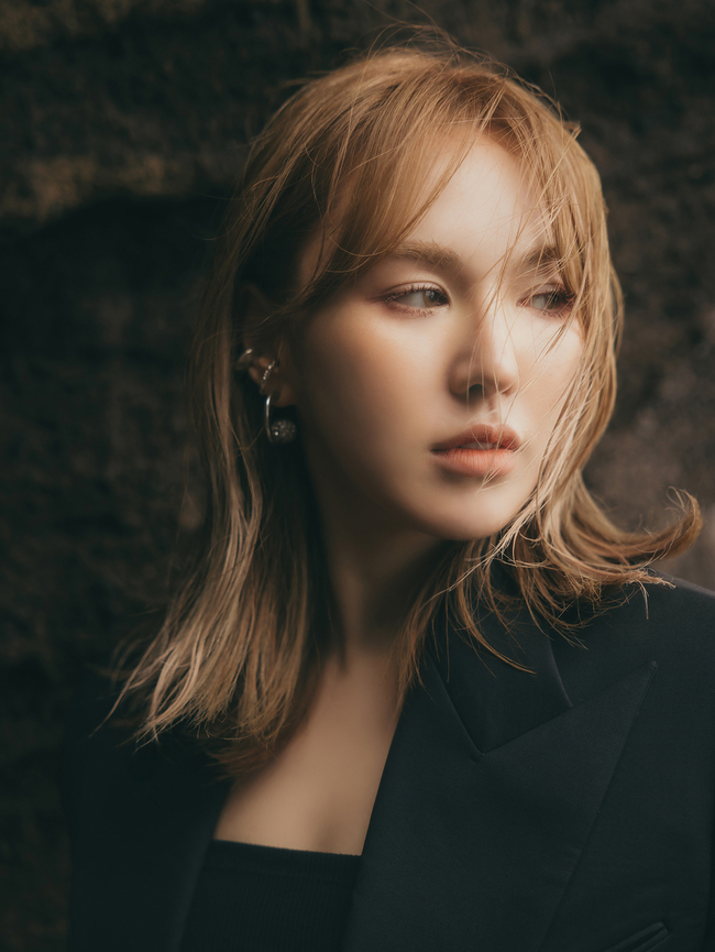 Group Red Velvet member Wendy will present the first Solo album Title song Like Water (Like Water) Music video Teaser video.On April 2, at 12 pm, the Like Water Music video video Teaser video will be released on YouTube and Naver TV SMTOWN channels.Wendys neat visuals and clear atmosphere are expected to further amplify expectations for new songs with a sensual image.Wendys first Solo album includes five songs that can feel Wendys charming tone, outstanding singing ability, and warm sensibility, including Double Jeopardy Title songs Like Water and When This Rain Stops (Wen Dis Lane Stops).One of the Double Jeopardy Title songs, Like Water is an acoustic pop ballad with Wendys pure vocals and delicate complete control.The lyrics depict the existence and meaning of each other as a water that is indispensable in life, and the small raindrops gather to flow like fate to each other as if they are forming the sea.Wendys first mini-album, Like Water, will be released on April 5 at 6 pm on various music sites such as Flo, Melon, Genie, iTunes, Apple Music Video, Sporty Pie, QQMusic Video, Cougu Music Video, Cougu Music Video.It will also be released on the same day as a record.