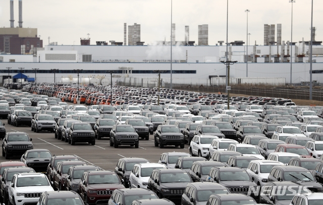 [디트로이트=AP/뉴시스] 2019년 2월26일(현지시간) 미국 미시간주 디트로이트에 있는 크라이슬러 공장 밖에 자동차들이 늘어선 모습. 2021.04.02.