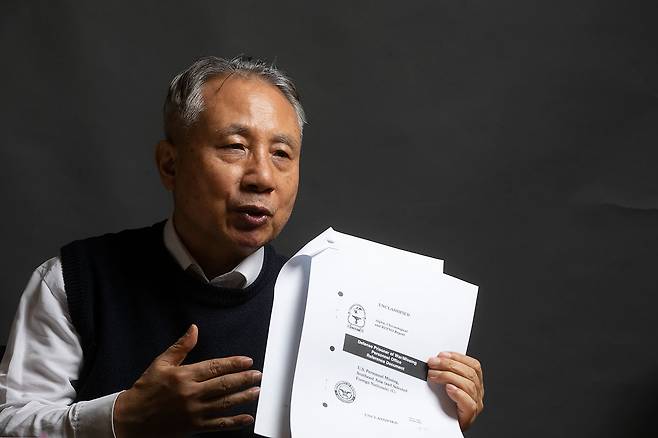 ⓒ시사IN 이명익베트남전 포로로 잡혀 북한으로 강제 이송된 안학수 하사의 동생 안용수 목사가 미국 국방부의 기밀 해제 문서에 대해 설명하고 있다.