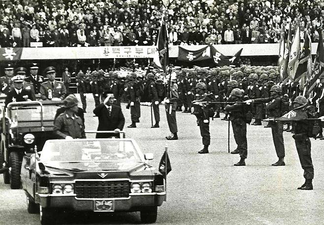 ⓒ연합뉴스1973년 3월20일 서울운동장에서 열린 베트남전 참전군 환영식에서 박정희 대통령이 사열을 하고 있다.