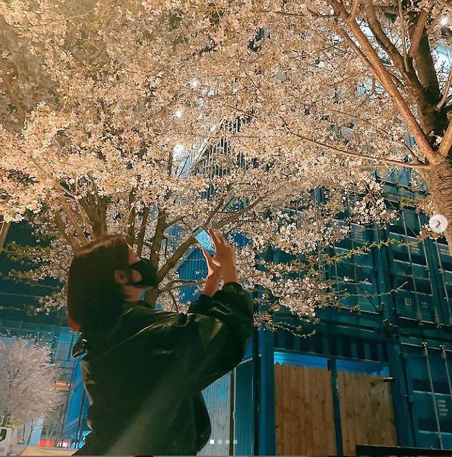 Actor Im Soo-hyang showed off her beautiful looks under full-blown CherryIm Soo-hyang posted a photo on Instagram on the 2nd with an article entitled Cherry Blood is the most exciting season.The photo shows Im Soo-hyang taking a picture under a cherry tree with flowers blurring.Im Soo-hyang, who has a picture of flowers on the camera, looks serious.I covered my face more than half with a mask, but the shiny beautiful looks are not covered and attract attention.When the photos were released, fans responded that my sister is more excited than flowers, It is too good, Flower and Im Soo-hyang combination are good.Photo Im Soo-hyang SNS