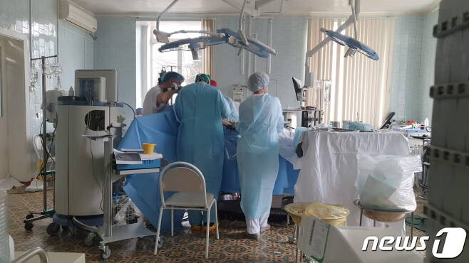심장수술을 진행하고 있었던 의료진이 수술을 강행하고 있다. © 로이터=뉴스1 © News1 박형기 기자