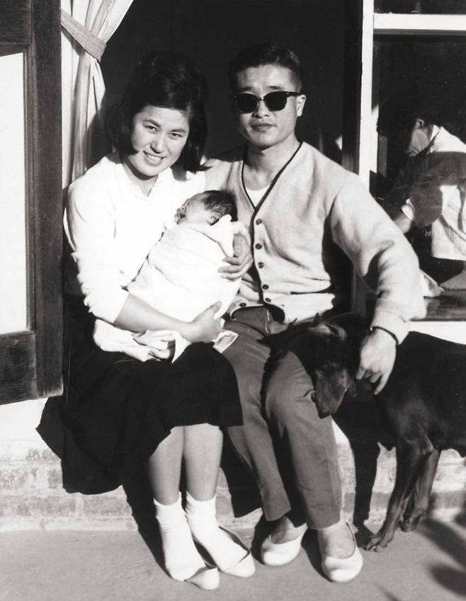 1965년 김우중 회장과 아내 정희자 여사가 갓 태어난 첫딸 김선정을 안고 있는 모습. /김선정 제공