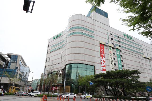 대구백화점 프라자점 전경. 명품브랜드의 대거 이탈로 백화점으로서의 정체성을 위협받고 있다. 정광진 기자 kjcheong@hankookilbo.com