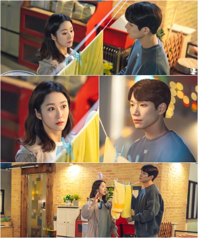 The telepath in the eyes of Jeon Hye-bin and Kim Kyungnam was captured.KBS 2TV weekend Drama OK Photon Mae (playplayed by Moon Young-nam/directed by Lee Jin-seo) released two shots of Lee Kwang-nam (Jeon Hye-bin) and Han Ye-seul (Kim Kyoungnam) on April 3.In the last broadcast, Lee Kwang-nam and Han Ye-seul attracted attention with a subtle atmosphere in which the relationship turned into fate in a series of coincidences.Han Ye-seul, who witnessed and restrained his mother-in-law and husband Napyeon-seung (Son Woo-hyun) attacking Lee Kwang-sik at Lee Kwang-siks restaurant, encouraged Lee Kwang-sik and was sad, and then punched a drunken and disorderly Napyeon-seung.However, Lee Kwang-sik rather raised the question of why Han Ye-seuls head was priced with a frying pan.In the 7th episode, which will be broadcast on the 3rd, the sleeping index is heightened by eye-tailoring between Jeon Hye-bin and Kim Kyungnam.Lee Kwang-sik and Han Ye-seul in the play encounter between the laundry scattered on the roof of The rooftop of Oh Bong-ja (Lee Bo-hee).With Han Ye-seul already walking the laundry, the mining begins to pick up his own laundry by talking quietly.Soon as the distance between the two becomes narrower, a yellow towel is caught at the same time.Above all, Lee Kwang-sik and Han Ye-seuls thrilling intersection of eyes, which go over the Tower while the light is over the rooftop, cause breathlessness.Lee Kwang-sik, who wrapped the ordinary The roof of the roof with a romantic mood, and Han Ye-seuls two-shot of the two-shot hearts are drawing attention to whether the triangular relationship, which was complicated with the three people, will end.