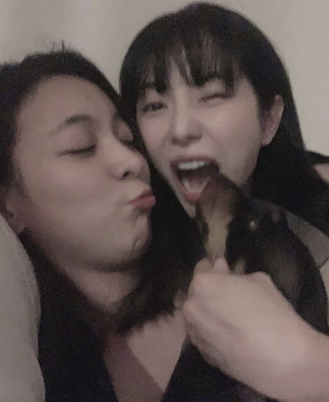 Mina, from AOA, regained her laugh as she joined f(x) Luna.Mina posted a picture on her instagram on the 3rd with a message saying, Its strange, Im making a pretty face. The photo shows the images of Teachin Mina and Luna.They are close to each other with their face, and they are having a good time with their dog.Fans of the naughty two Chemie are building mum SmileMina, who made her debut as an AOA in 2012, is focusing on acting after leaving in May 2019.However, in August last year, when AOA activity was being harassed by leader Shin Jin for 10 years, he caused disclosure through SNS.Until recently, he said, It is right that I did not get a proper apology from the perpetrator and I did not get proper recognition.I can speak to myself now, so I speak properly. I did not stop disclosure toward Shin.SNS