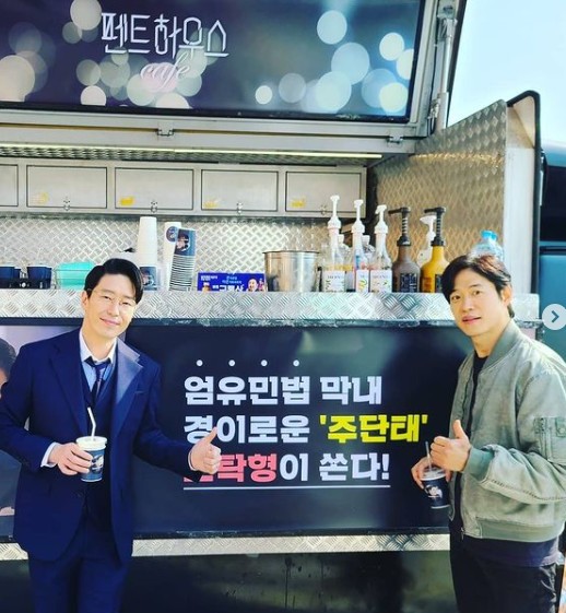 Yoo Jun-sang collected Eye-catching by releasing a friendly two-shot with Penthouse Um Ki-joon.On the 3rd, Yoo Jun-sang posted his Instagram article I met again # Um Ki-joon # Yoo Jun-sang # Penthouse # Thank you # UYMP #yujunsang.The photo together shows Yoo Jun-sang taking a pose with Um Ki-joon.The two handsome actors, who show off their perfect suit fit, are showing off their cute charm with a Bizar pose.On the other hand, Yoo Jun-sang has collected Eye-catching as a big politician who is in the corner of Um Ki-joon in SBS drama Penthouse 2.