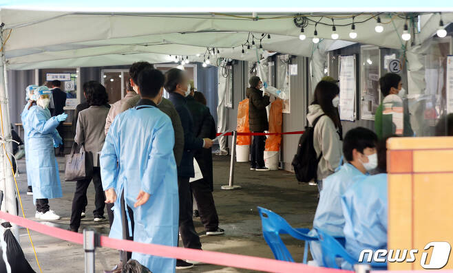 5일 서울 중구 서울역광장에 마련된 신종 코로나바이러스 감염증(코로나19) 임시선별진료소에서 시민들이 검사를 기다리고 있다. /뉴스1 © News1 황기선 기자