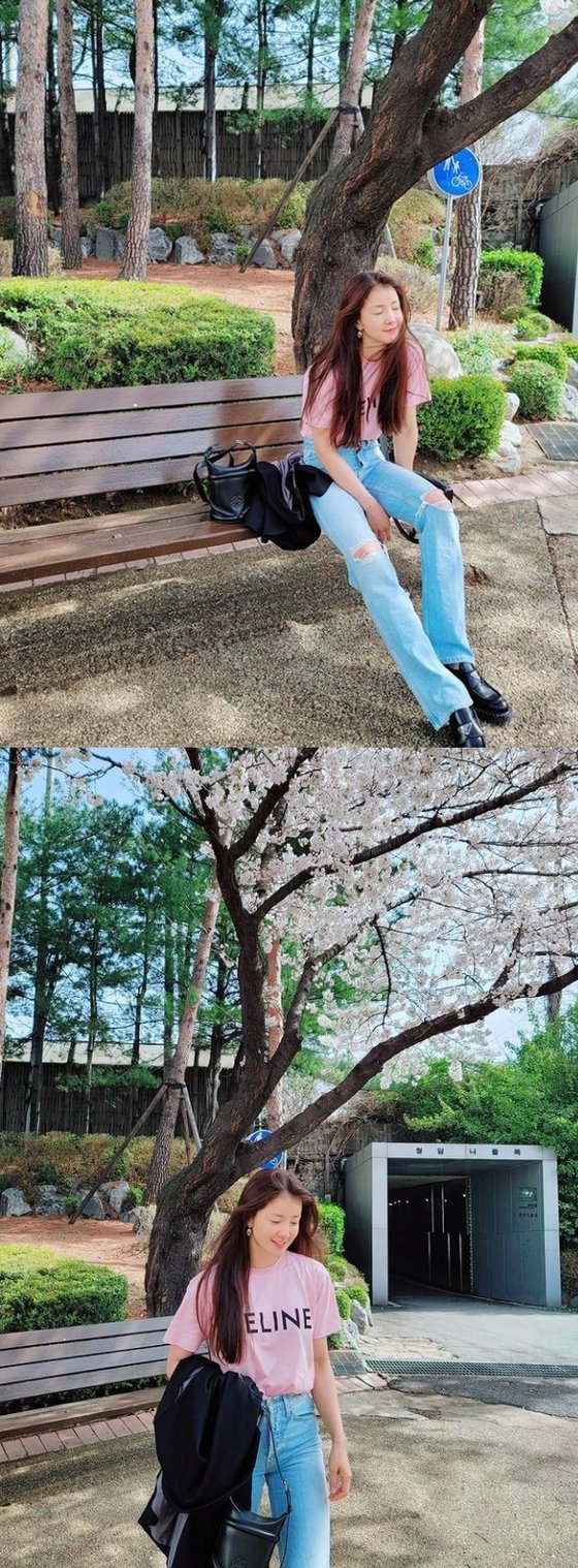 Actor Lee Si-young has revealed his relaxed daily life.Lee posted several photos on his SNS on the 5th without any phrase.In the photo, Lee Si-young enjoys the Spring breeze with his eyes closed. A bright smile and a pure atmosphere under the Sweet Cherry catch the eye.Meanwhile, Lee is married to Cho Seung-hyun, a restaurant businessman in 2017, and has a son.He appeared in the Netflix original drama Sweet Home released last December and is currently in charge of KBS Joy Selub Beauty 3.