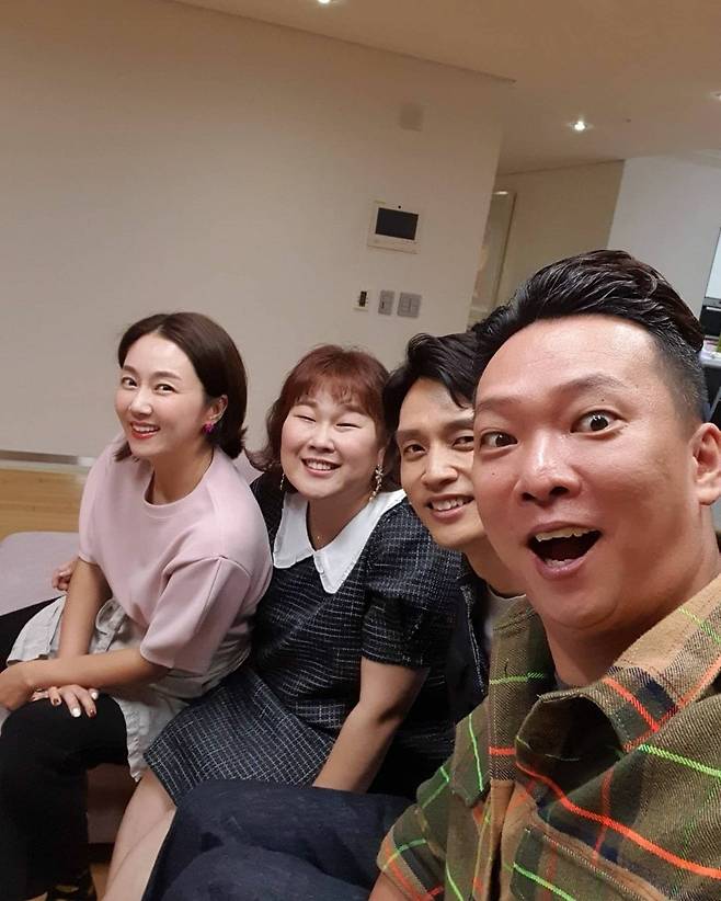 Kim Min-kyung met Goo Bon-seung, who was his Idol during his school days.Kim Min-kyung wrote on his Instagram account on April 5, Its so happy time. I have another dream. Thank you, Jun-hyung.My star Goo Bon-seung, the main wife, Sungdeok and posted three photos.In the public photos, Kim Min-kyung is smiling with Joon Park, Kim Ji Hye and Goo Bon-seung.Kim Min-kyung and Goo Bon-seung pose affectionately with autographs they have done for each other.Kim Min-kyung revealed his fanship by leaving a message on his autograph, My brother always cheers and likes a lot.Kim Min-kyung appeared with Goo Bon-seung on JTBCs No.1 Cant Be broadcast on the 4th.On the air, Kim Min-kyung confessed that he had been a fan of Goo Bon-seung for 28 years, and even said he tried to appear on SBS Burning Youth to see Goo Bon-seung.Kim Min-kyung shared his memories, saying that Goo Bon-seung was at the scene he had named the most memorable signing, and spent a dream time following Goo Bon-seung and Instagram.