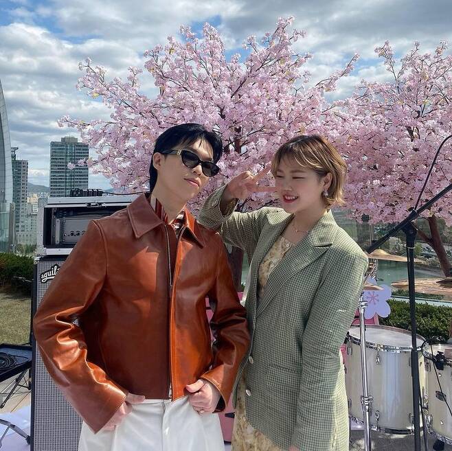 Group Evil community (AKMU) Lee Chan-hyuk showed close friends with Lee Soo-hyun and Sister Chemie.Lee Chan-hyuk posted a picture on his instagram on April 5 with an article entitled My dear Claudia Kim.Lee Chan-hyuk, Lee Soo-hyun Brother and Sister pose in the background of the cherry blossom-blown outdoor stage.The bright weather and fresh atmosphere seem to attract attention as spring has come.Lee Chan-hyuk did not hesitate to express his affection toward Lee Soo-hyun, although he showed his usual titular Brother and Sister Chemie.The netizens responded pleasantly by leaving comments such as Is your mother confused?, What is this?, It is strange, Brother and Sister.Meanwhile, Evil community released the single Happening (HAPPENING) last November.Recently, he appeared in JTBC entertainment Long Live Independence and enjoys his first independent life after his debut.