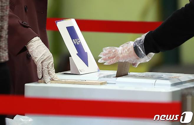 4·7재보선 사전투표 첫 날인 지난 2일 오후 서울 종로구청에 마련된 종로1·2·3·4가동 사전투표소에서 유권자들이 투표를 하고 있다. 2021.4.2/뉴스1 © News1 구윤성 기자