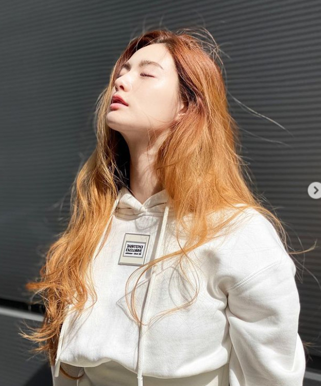 Actor Nana, from Group After School, boasted the same beauty as Princess.Nana posted two photos on her Instagram account on April 6 without any writing.In the photo, Nana is sunning outdoors. The sun attracts more transparent skin.Nana boasts as much a glamorous beauty as she wears a dress, even though she only wears a white T-shirt.Especially, the appearance of the reporter # 1 is the illusion that it looks like watching the Princess in the movie.Meanwhile, Nana debuted in 2009 with the group After School single album Because of You.Last year, she won the Best Female Award in the mini-series category for KBS Acting with the Drama Exit Table and proved her ability to act.Nana is currently appearing on MBC Drama Oh! Master.