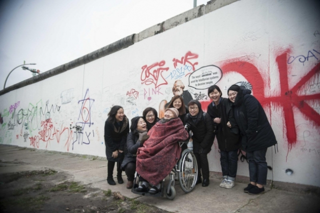 길원옥 할머니가 2017년 12월 독일 베를린 방문 당시 베를린장벽 앞에서 재독시민사회단체 활동가들과 윤미향 당시 정대협 대표와 기념사진을 찍고 있다./연합뉴스
