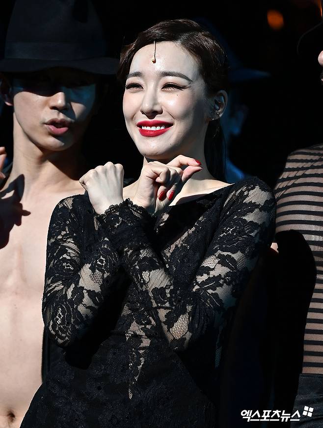 Actor Tiffany Young, who attended the musical Chicago press call at the Seoul Sindorim-dong D-Cube Art Center on the afternoon of the 6th, is performing a wonderful performance.