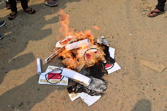 북부 카친주 파칸 시위대가 불태우는 반중 구호가 인쇄된 종이들. 2021.4.6 @Thetyuyutun26 트위터 캡처. 재판매 및 DB 금지]