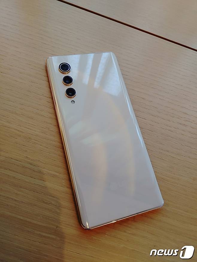 지난 6일 IT트위터리안 트론이 공개한 레인보우폰의 유출 사진에 따르면 레인보우폰은 외형상으로는 지난해 출시된 'LG벨벳'과 닮았다. LG 레인보우 추정 사진. (트론 트위터 갈무리) © 뉴스1