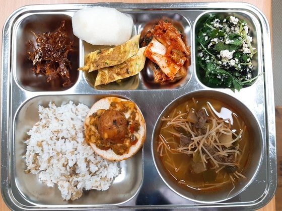 '급식 맛집'이라고 소문난 대구지역 학교 급식. 동부중 수제 베이글미트볼피자. [사진 대구시교육청]