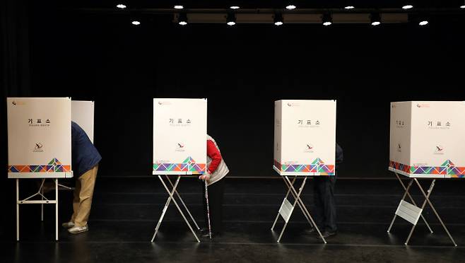 4·7 재보궐 선거일인 7일 오전 구로구시설관리공단 꿈나무극장 투표소에 시민들이 투표하고 있다. 연합뉴스