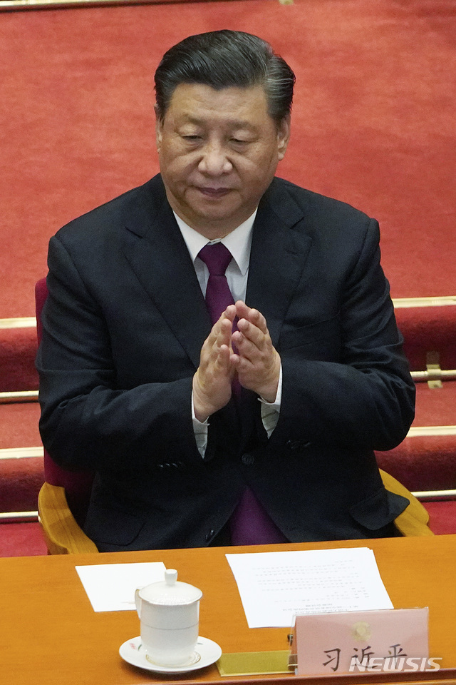 [베이징=AP/뉴시스]시진핑 중국 국가주석이 10일 중국 베이징의 인민대회당에서 열린 중국 인민정치협상회의(CPPCC) 최종 세션에 참석해 박수하고 있다. 2021.03.10.