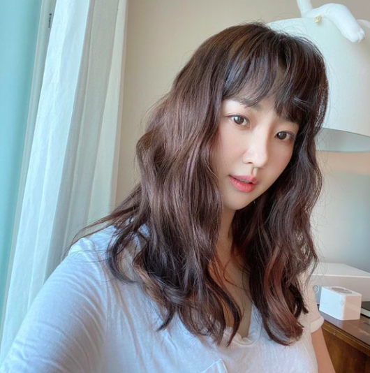 Actor Kim Sa-rang, 44, has announced his current status through a selfie photo.Kim Sa-rang uploaded several photos to his instagram on the afternoon of the 7th and commented, I want to have a wave.The photo she posted on the day shows the filming scene of Kim Sa-rang with a wave hair style.Wearing a white short-sleeved T-shirt, Kim Sa-rang boasts a thick wave style and bangs while looking younger for her age.Above all, a lively face that does not seem to be 44 years old seems enough to focus attention.Meanwhile, Kim Sa-rang met viewers until January this year with the drama Revenge.Kim Sa-rang SNS