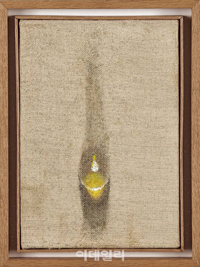 김창열의 ‘물방울’(1977). 케이옥션이 17일 연 ‘3월 경매’에 출품한 김창열의 ‘물방울’ 작품 9점 중 첫 번째로 경매에 나서 열기를 끌어올렸다. 마포에 단 한 개의 물방울만 올린 1호(22.7×15.8㎝) 규모의 이 소품은 추정가 1200만~3500만원을 훌쩍 뛰어넘어 8200만원에 낙찰됐다(사진=케이옥션).