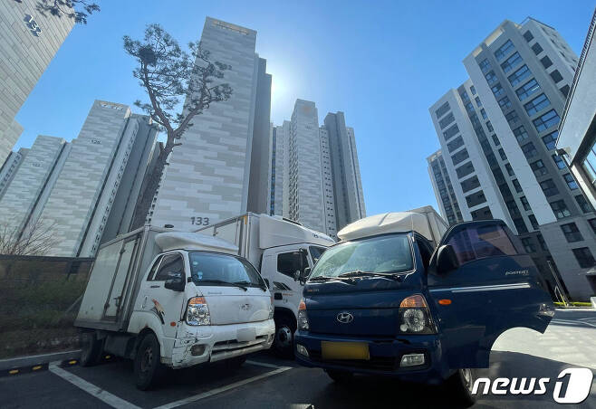 5일 오후 서울 강동구 고덕동의 한 대단지 아파트 앞에 택배 차량이 주차돼 있다. 2021.4.5/뉴스1 © News1 이광호 기자