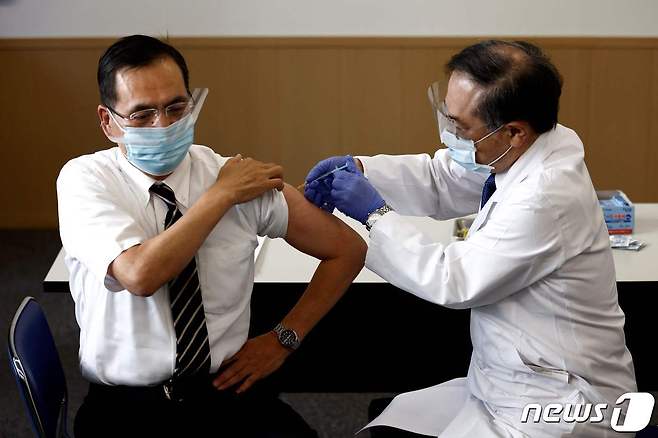 아라키 가즈히로 도쿄 의료센터 원장이 17일 (현지시간) 도쿄에서 일본서 첫 번째로 화이자·바이오엔테크 코로나19 백신을 접종받고 있다. © AFP=뉴스1 © News1 우동명 기자