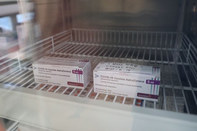 서울의 한 보건소 백신전용 냉장고에 보관중인 아스트라제네카 백신.