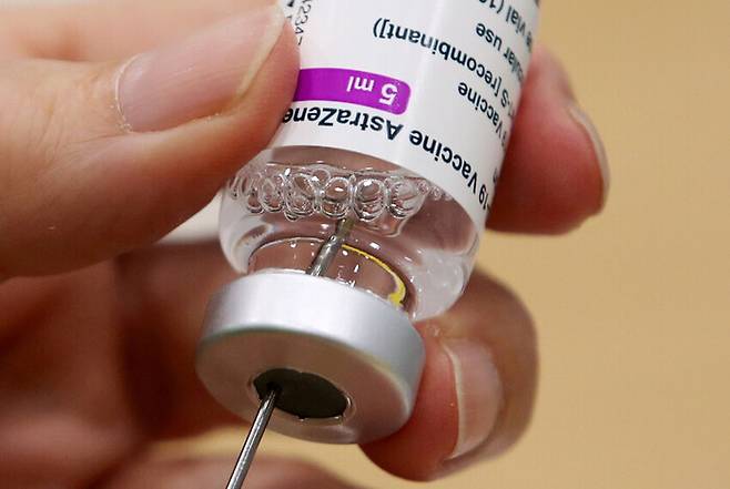 아스트라제네카의 코로나19 백신을 주사기에 담고 있다. 로이터 연합뉴스