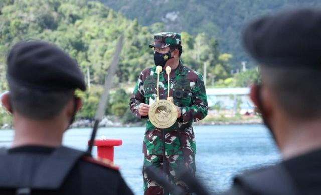 하디 차흐얀토 인도네시아 통합군사령관이 6일 나투나 지역 람파해협 군 부두에서 잠수함 '알루고로'의 취역을 알렸다. 안타라통신 캡처
