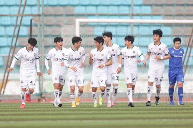 2021 시즌부터 K4리그에 나서는 강원FC B 선수들이 14일 여주종합운동장에서 선제골을 넣은 뒤 기뻐하고 있다. 대한축구협회 제공