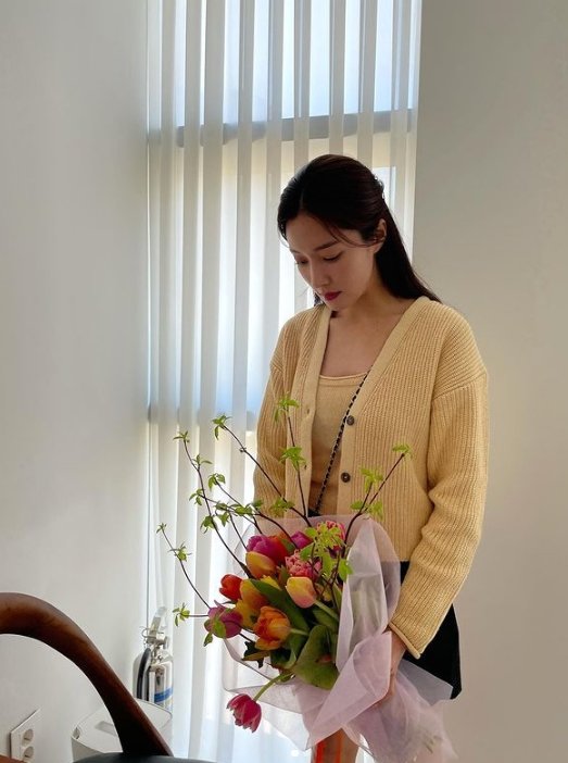 Actor Wang Bit-na has revealed the latest on Beautiful looks.Wang Bit-na posted two photos on his SNS on the 8th, Congratulations.Wang Bit-na in the open photo is styled with a yellow cardigan and a short black skirt. The beautiful looks and slender legs catch the eye.Meanwhile Wang Bit-na appeared on the recently-end JTBC Drama Sir, Dont Put That Lipstick on.KBS2 Drama, which is currently airing, plays the role of the queen of the Pyeongwon King (Kim Beop-rae) in The River with the Moon.