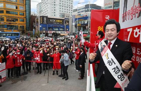 4.7 재·보궐선거를 사흘 앞둔 4일 국가혁명당 허경영 서울시장 후보가 4일 서울 강서구 발산역에서 유세차에 올라 지지를 호소하고 있다. 연합뉴스
