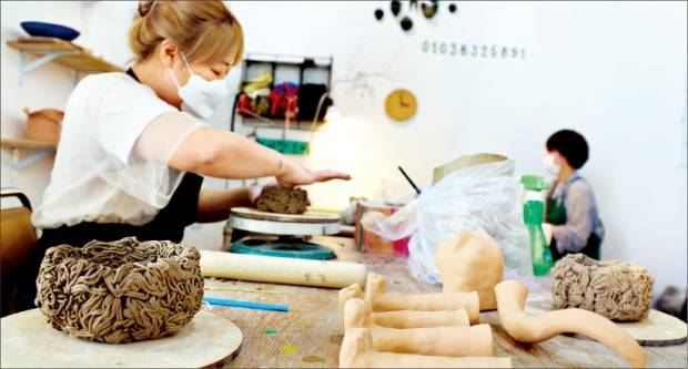 가기공방에서 도예체험을 하고 있는 방문객.