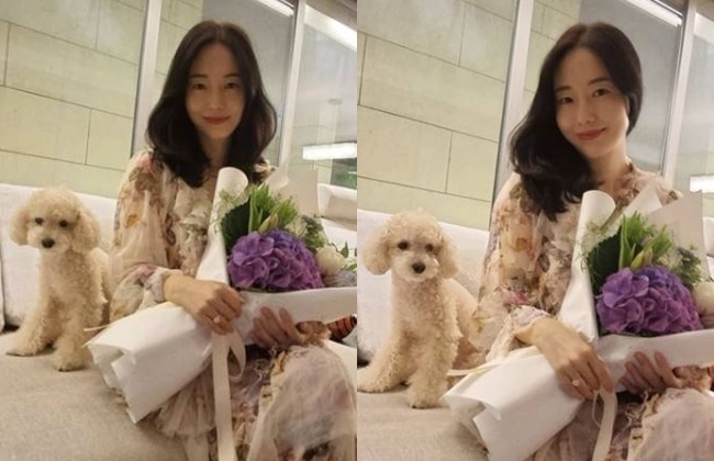 Actor Lee Jung-hyun enjoyed Japanse-style house Date for marriage anniversaryLee Jung-hyun posted several photos on April 7 with a hashtag called #marriage Anniversary on his personal instagram.The photo shows Lee Jung-hyun smiling with a bouquet of flowers received by Husband.Lee Jung-hyun is not wearing a colorful makeup, but he boasts a distinctive look and attracts attention.Another photo also featured a chef preparing the Lee Jung-hyun couples dishes.It is assumed that the marriage anniversary was spent in the luxury Japanese-style house.Sung Yu-ri and Lee Min-jung, who saw this, commented Congratulations and Congratulations respectively.Meanwhile, Lee Jung-hyun marriages with an orthopedic specialist at the three-year-old university hospital in 2019.