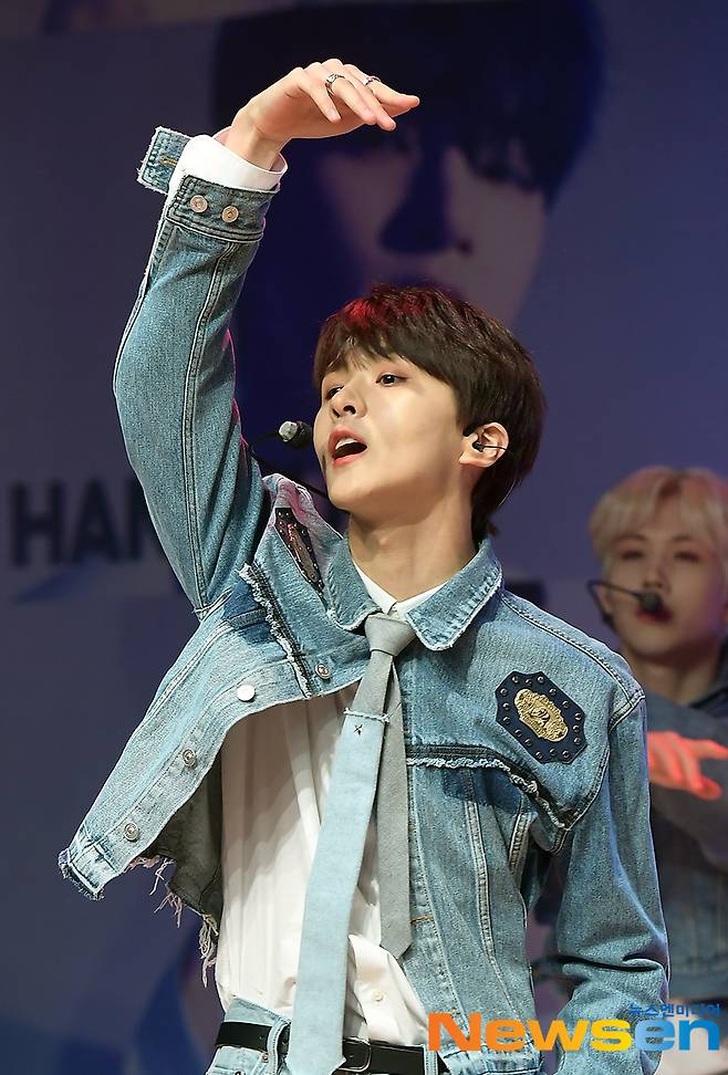 Boygroup BAE173 Yüzün presents the title song I Loved You on the comeback showcase commemorating the release of the second Mini album INTERSECTION: TRACE (Intersection: Trace) held at Ilji Art Hall in Seoul Gangnam District on April 8.