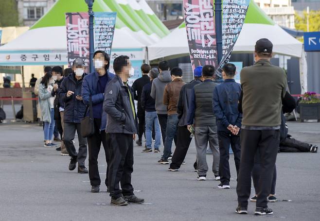 코로나19 신규 확진자 수가 다시 700명 선까지 급증한 8일 서울역 임시선별검사소에 시민들이 검사를 받기 위해 줄을 서 있다. 연합뉴스